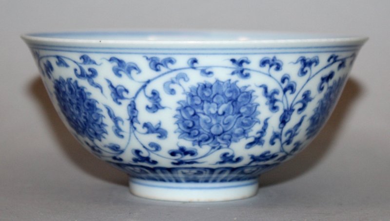 A SMALL CHINESE BLUE & WHITE PORCELAIN BOWL, decorated (1 of 4)