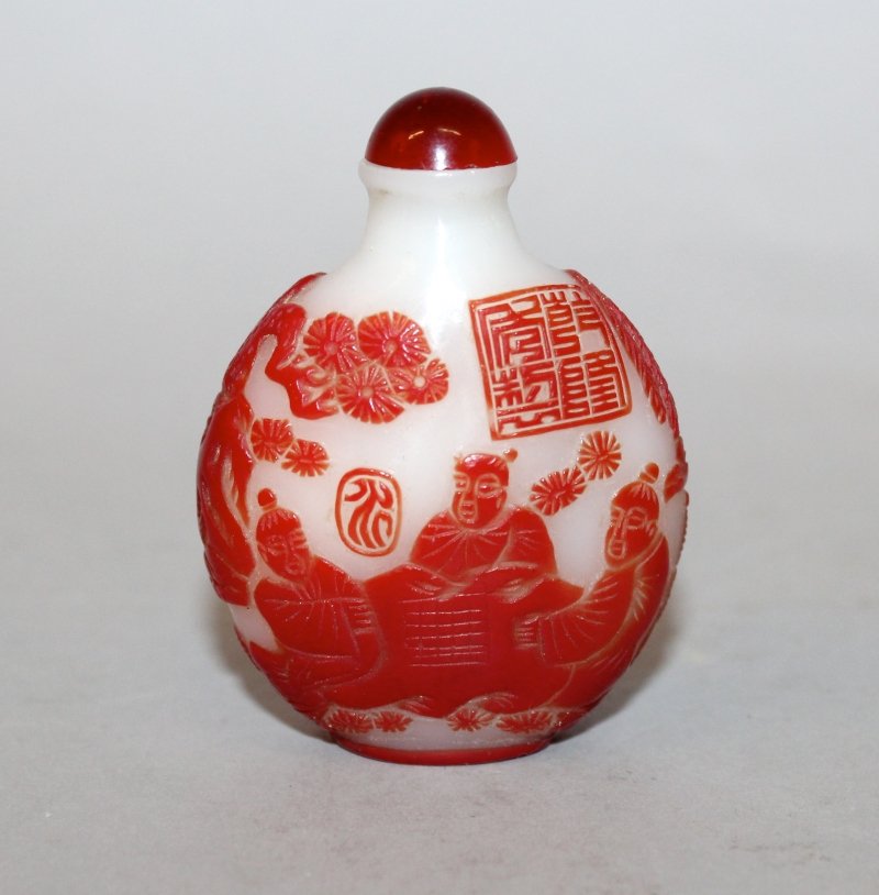 A CHINESE RED OVERLAY GLASS SNUFF BOTTLE & STOPPER, (1 of 3)