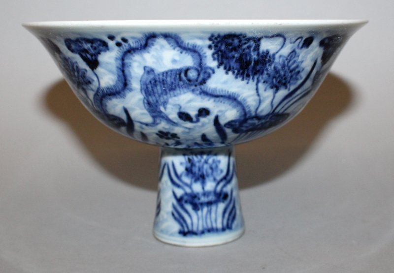 A CHINESE BLUE & WHITE PORCELAIN STEM BOWL, the sides (1 of 4)