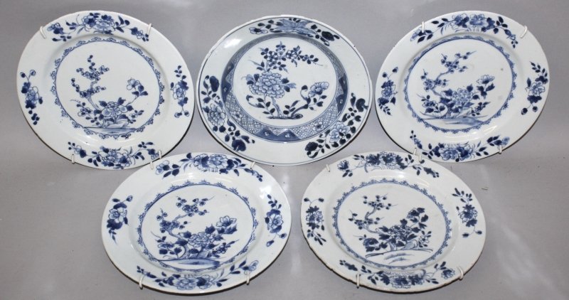 A SET OF FOUR 18TH CENTURY CHINESE QIANLONG PERIOD BLUE: A SET OF FOUR 18TH CENTURY CHINESE QIANLONG PERIOD BLUE & WHITE PORCELAIN PLATES, each painted to its centre with peony, plum blossom and rockwork, 9.1in diameter; together with a similarly decorated 