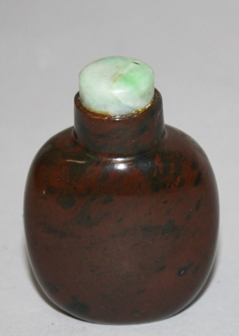 A CHINESE HARDSTONE SNUFF BOTTLE & STOPPER, the dark (1 of 3)