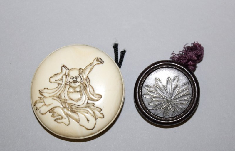 A GOOD QUALITY 19TH CENTURY JAPANESE IVORY MANJU (1 of 7)