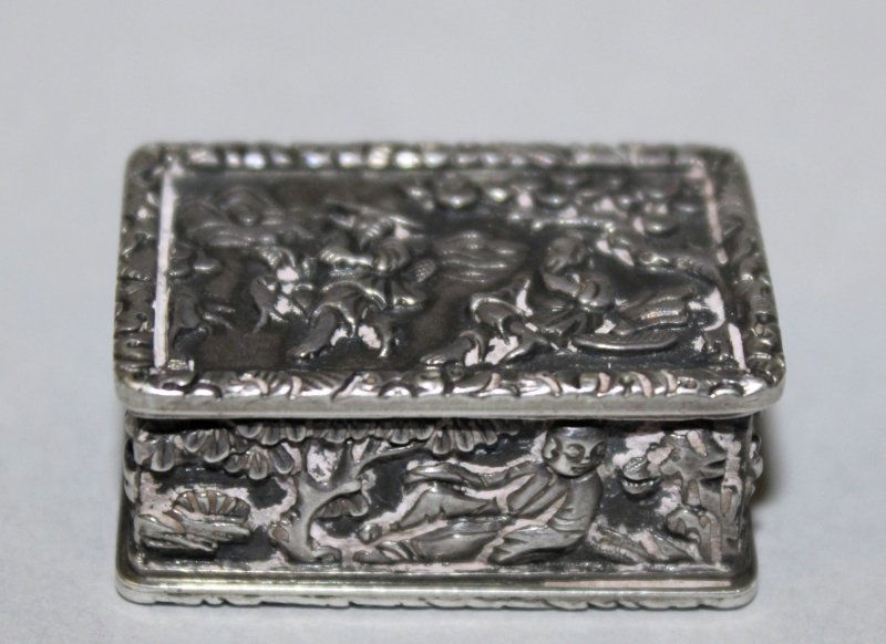 AN UNUSUAL GOOD QUALITY 19TH CENTURY CHINESE MINIATURE (1 of 5)