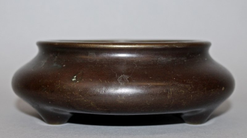 A GOOD CHINESE BRONZE TRIPOD CENSER, weighing 1.7Kg, (1 of 8)