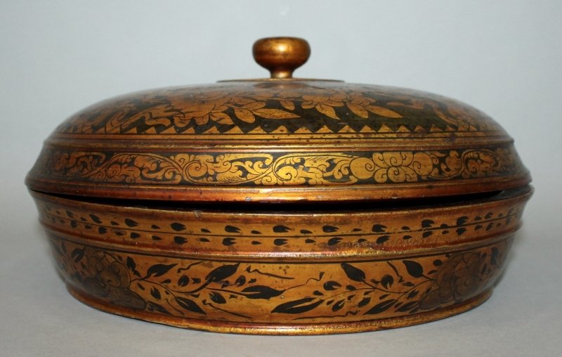 AN EARLY 20TH CENTURY INDONESIAN CHINA STRAITS MARKET: AN EARLY 20TH CENTURY INDONESIAN CHINA STRAITS MARKET PALEMBANG LACQUERED WOOD BOWL & COVER, the interior red lacquered, the cover decorated in gilt against a black ground with a buddhistic lion, a sc