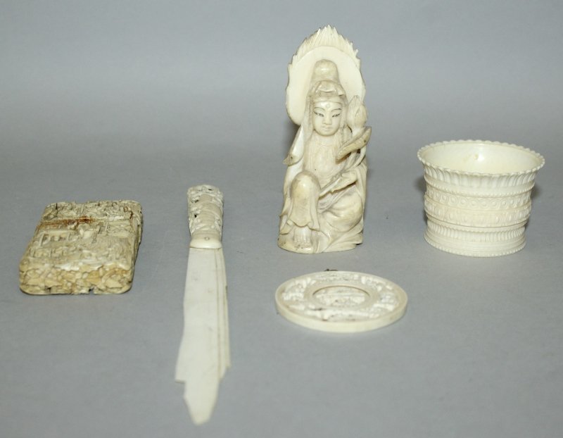 A 19TH CENTURY CHINESE CANTON IVORY CARD CASE, 3.6in (1 of 8)