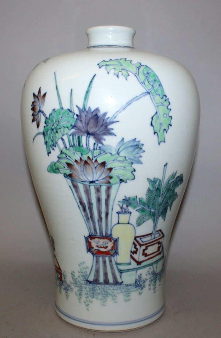 A LARGE GOOD QUALITY CHINESE DOUCAI MEIPING PORCELAIN (1 of 3)
