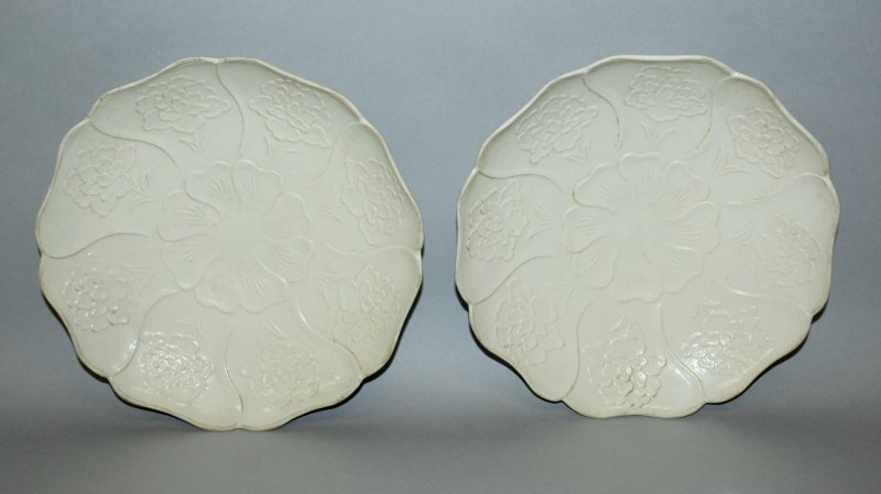 A PAIR OF CHINESE SONG STYLE CREAM GLAZED MOULDED (1 of 3)