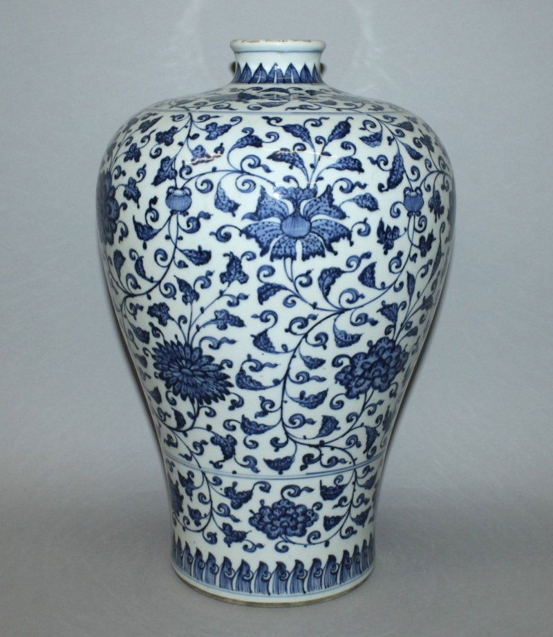 A LARGE CHINESE MING STYLE BLUE & WHITE PORCELAIN (1 of 3)