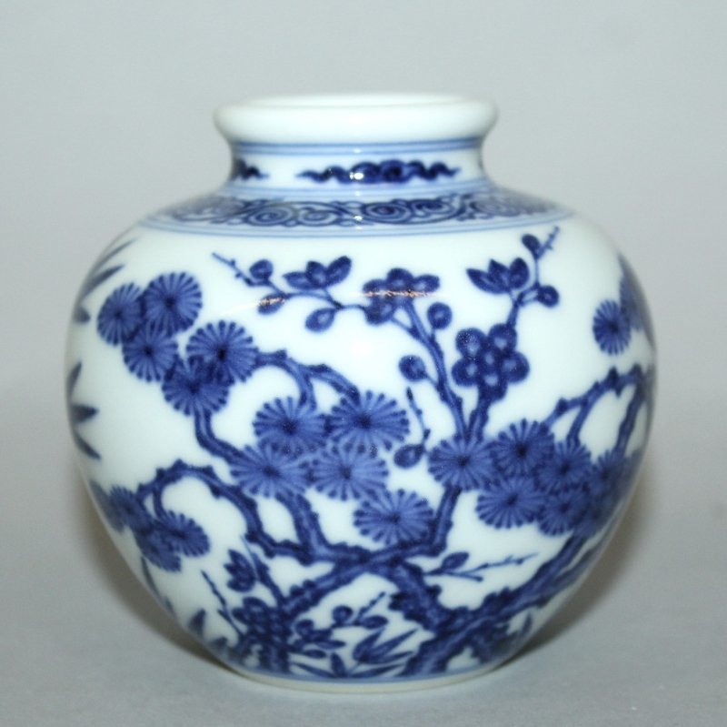 A SMALL CHINESE BLUE & WHITE PORCELAIN JAR, the sides (1 of 3)