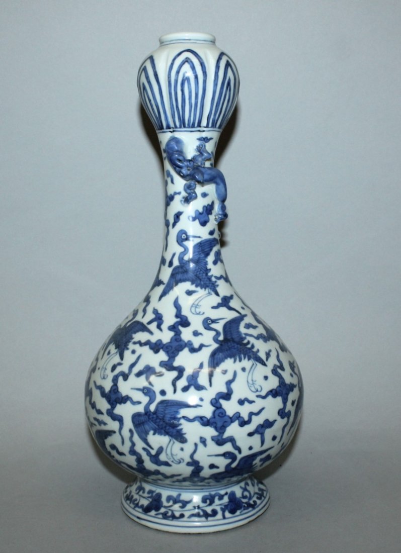 A CHINESE MING STYLE BLUE & WHITE PORCELAIN BOTTLE (1 of 3)