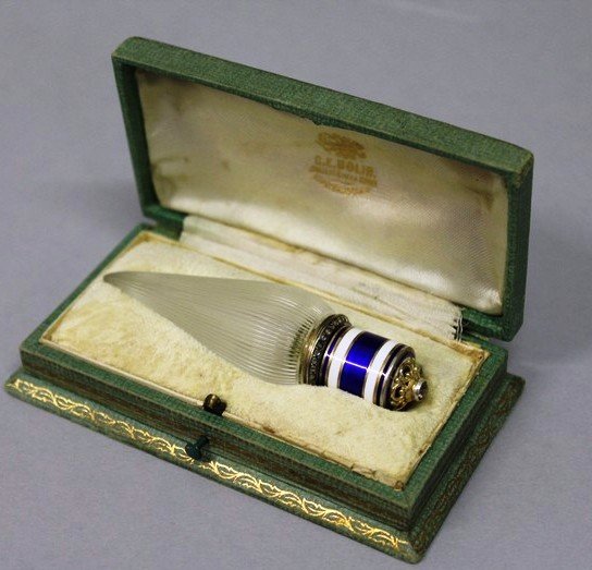 A RUSSIAN GLASS SCENT BOTTLE with blue and white enamel: A RUSSIAN GLASS SCENT BOTTLE with blue and white enamel top, mounted in diamond Faberge marks in lid and 84, 8cms long in a fitted Faberge case. £1000-1500.