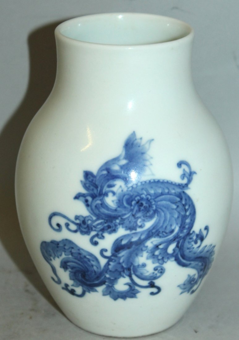 AN UNUSUAL CHINESE BLUE & WHITE PORCELAIN VASE, (1 of 6)