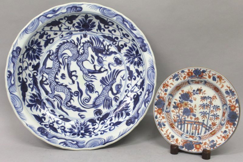 A LARGE CHINESE MING STYLE BLUE & WHITE PORCELAIN (1 of 6)