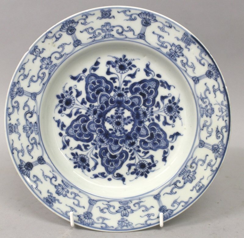 AN EARLY 18TH CENTURY CHINESE BLUE & WHITE PORCELAIN: AN EARLY 18TH CENTURY CHINESE BLUE & WHITE PORCELAIN PLATE, painted with formal foliate designs, 8.7in diameter. 30-50