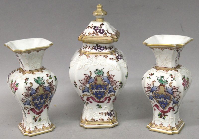 A SMALL GARNITURE OF THREE 19TH/20TH SAMSON FAMILLE (1 of 6)
