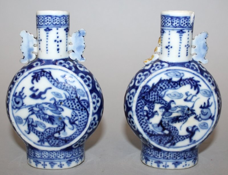 A SMALL PAIR OF 19TH CENTURY CHINESE BLUE & WHITE: A SMALL PAIR OF 19TH CENTURY CHINESE BLUE & WHITE PORCELAIN MOON FLASKS, 4.2in high. 20-30