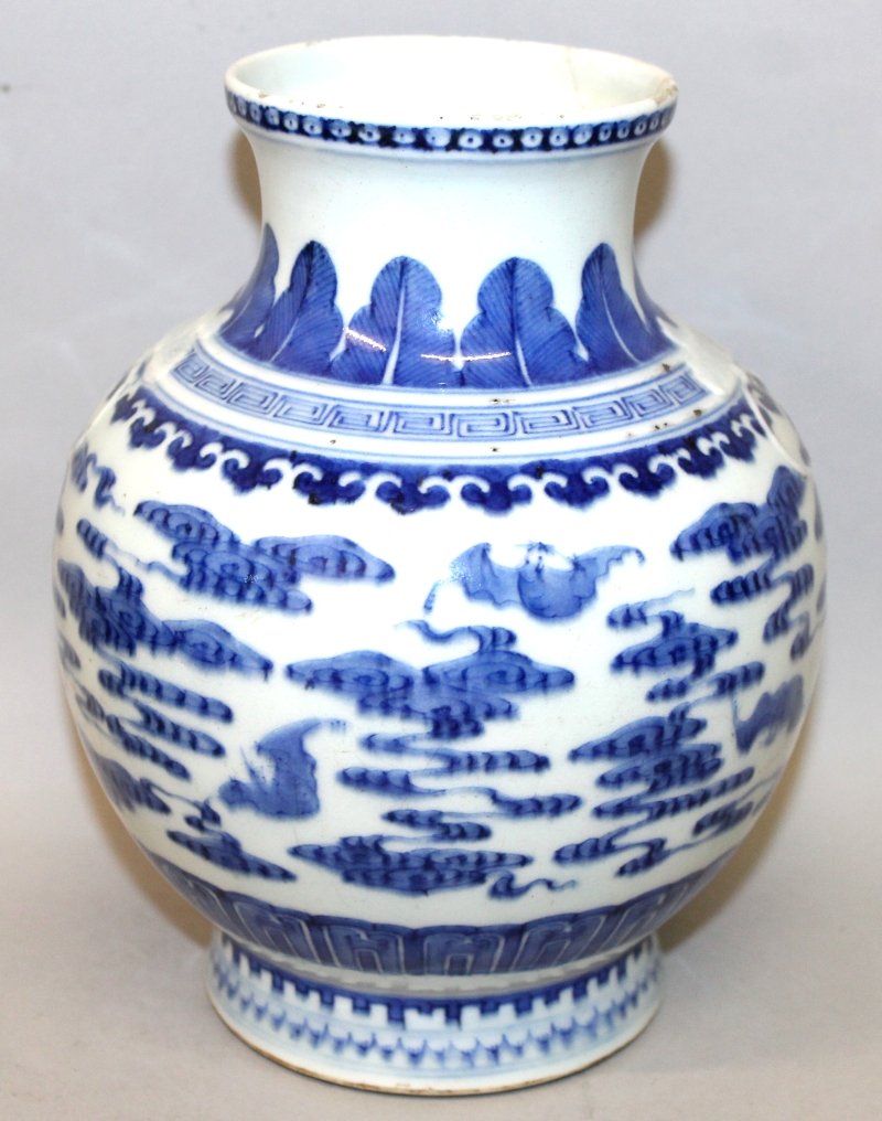 A 19TH CENTURY CHINESE BLUE & WHITE PORCELAIN VASE, the (1 of 7)