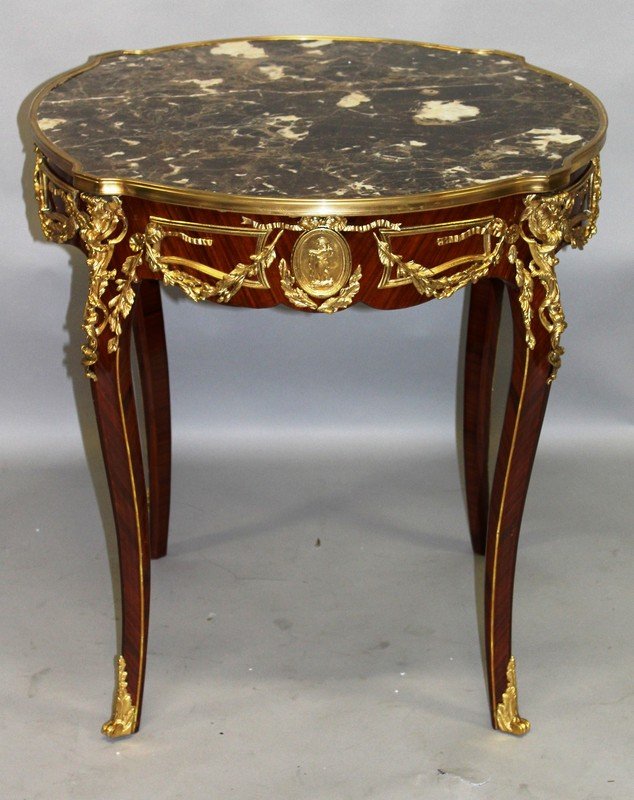 A GOOD LINKE DESIGN KINGWOOD, ORMOLU AND MARBLE: A GOOD LINKE DESIGN KINGWOOD, ORMOLU AND MARBLE CIRCULAR CENTRE TABLE with cabriole legs. 2ft 6ins diameter x 2ft 6ins high. £350-450