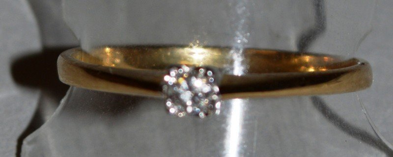 A 9ct GOLD SOLITAIRE DIAMOND RING. £50-60: A 9ct GOLD SOLITAIRE DIAMOND RING. £50-60