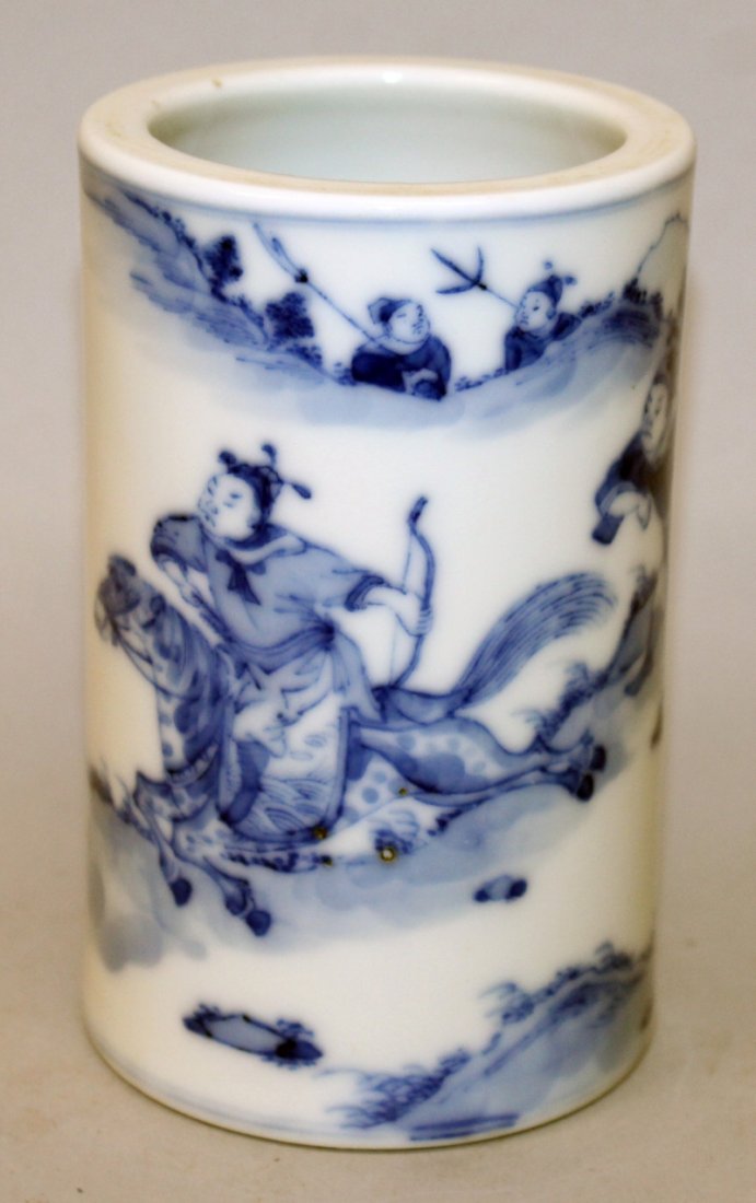 A GOOD QUALITY 19TH CENTURY CHINESE BLUE & WHITE: A GOOD QUALITY 19TH CENTURY CHINESE BLUE & WHITE PORCELAIN BRUSH POT, the sides unusually painted with a scene of a mounted hunter and rifle-bearing attendant pursuing rabbit wounded by an arrow, the 