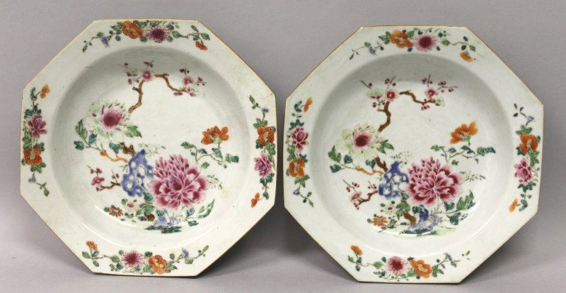 A PAIR OF 18TH CENTURY CHINESE QIANLONG PERIOD FAMILLE (1 of 2)