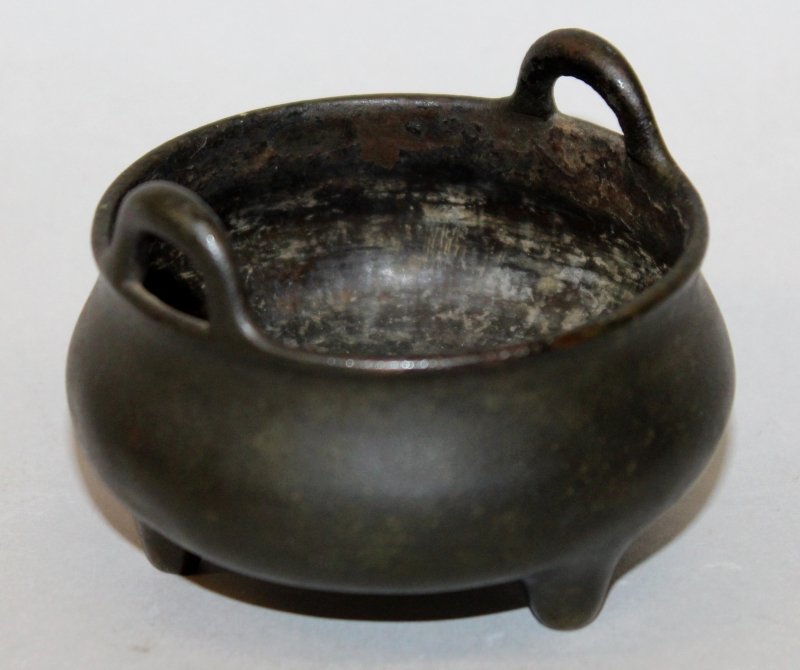 A SMALL CHINESE BRONZE TRIPOD CENSER, weighing 125gm, (1 of 5)