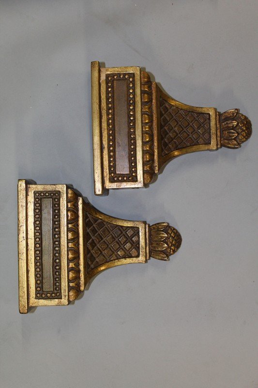 A SMALL PAIR OF FRENCH CARVED WOOD AND GILDED BRACKETS: A SMALL PAIR OF FRENCH CARVED WOOD AND GILDED BRACKETS with pineapple finial. 8ins long.
