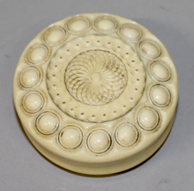 A 19TH CENTURY IVORY CIRCULAR PILL BOX AND COVER.: A 19TH CENTURY IVORY CIRCULAR PILL BOX AND COVER. 2.5ins diameter.