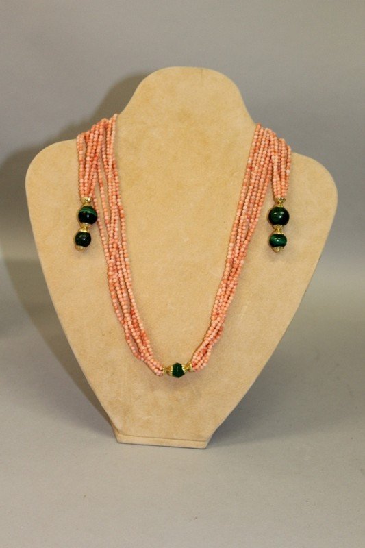 A GOOD EDWARDIAN CORAL AND MALACHITE MOUNTED NECKLACE.: A GOOD EDWARDIAN CORAL AND MALACHITE MOUNTED NECKLACE.