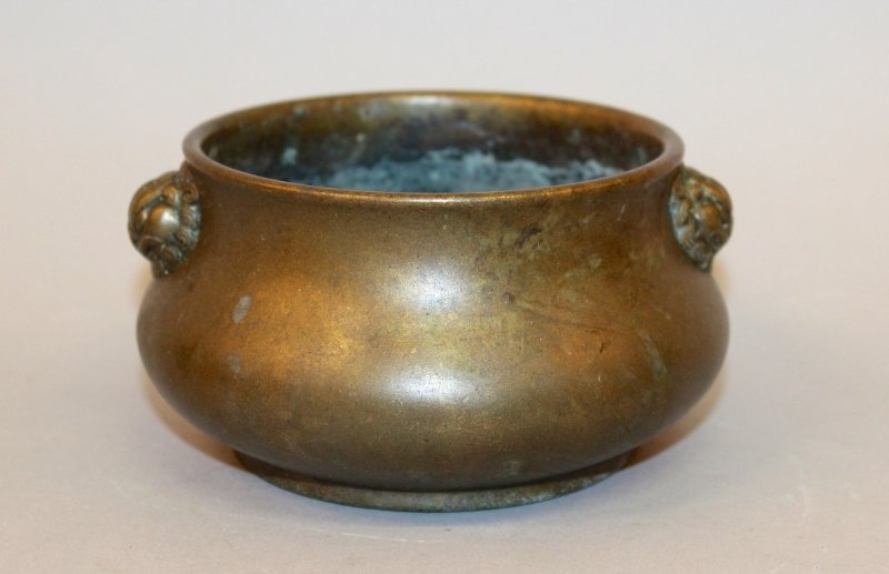 A GOOD 17TH/18TH CENTURY CHINESE BRONZE CENSER, (1 of 3)