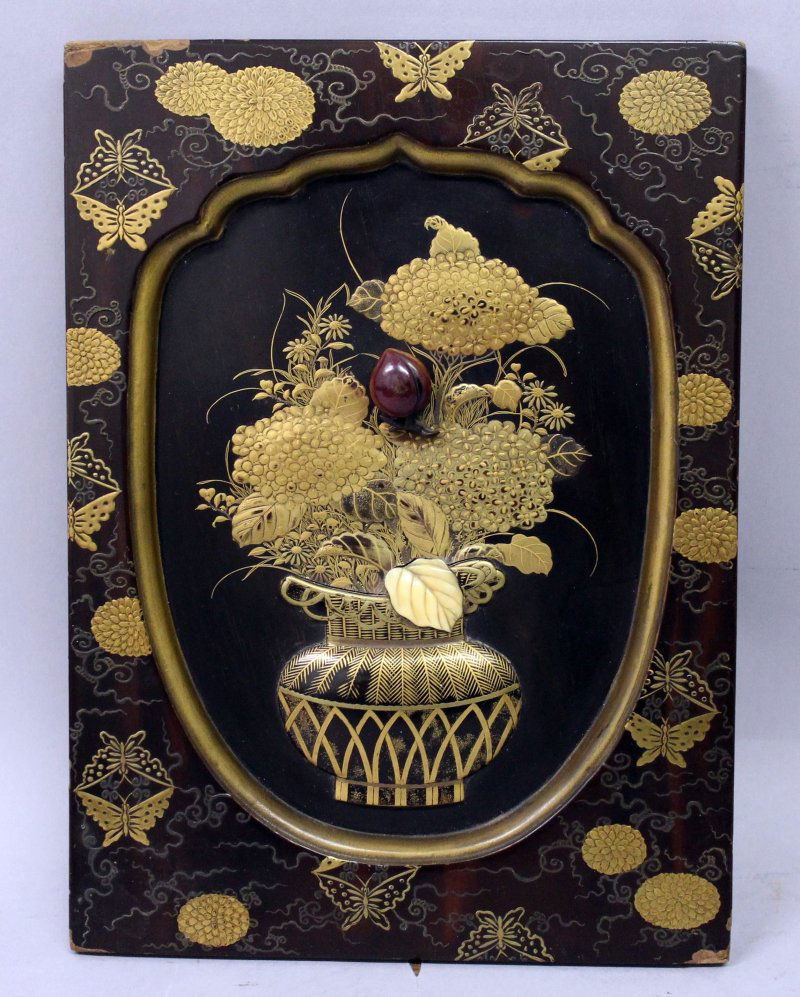 A GOOD QUALITY JAPANESE MEIJI PERIOD LACQUERED WOOD (1 of 2)