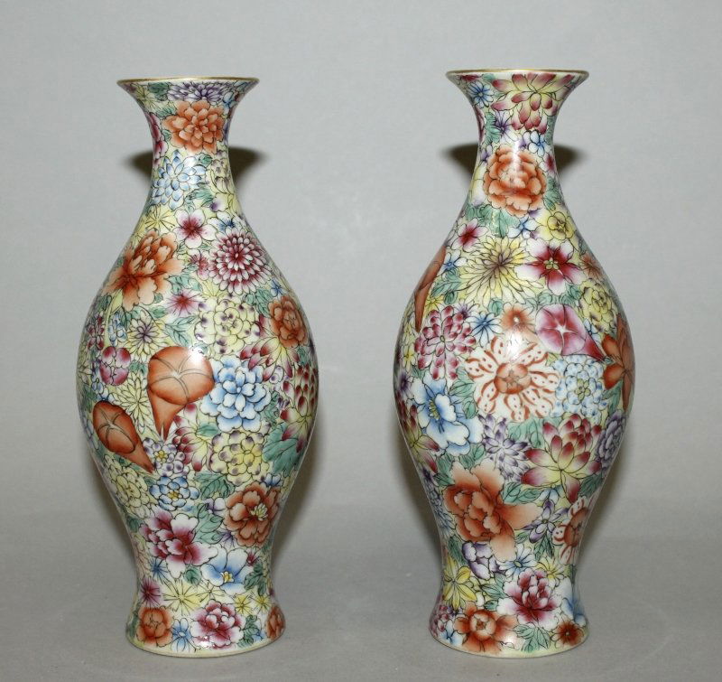 A SMALL PAIR OF CHINESE FAMILLE ROSE MILLEFLEUR (1 of 3)