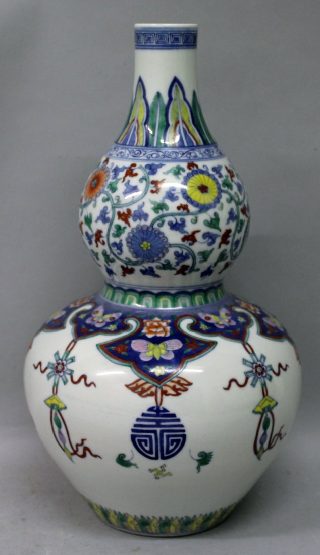 A CHINESE DOUCAI DOUBLE GOURD PORCELAIN VASE, the sides (1 of 6)