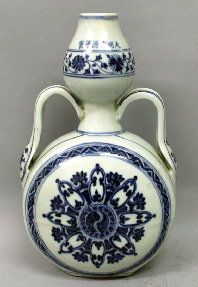 A CHINESE MING STYLE BLUE & WHITE PORCELAIN MOON FLASK, (1 of 8)