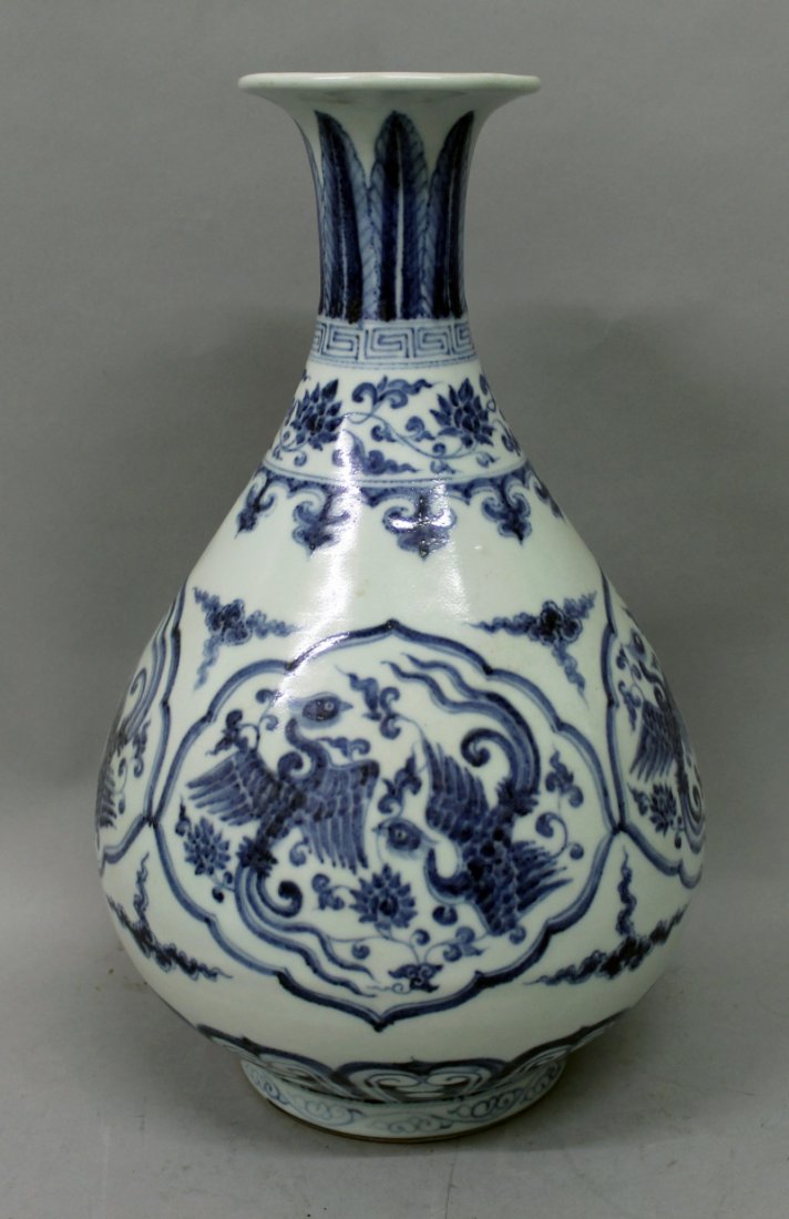 A CHINESE MING STYLE BLUE & WHITE PORCELAIN VASE, the (1 of 7)