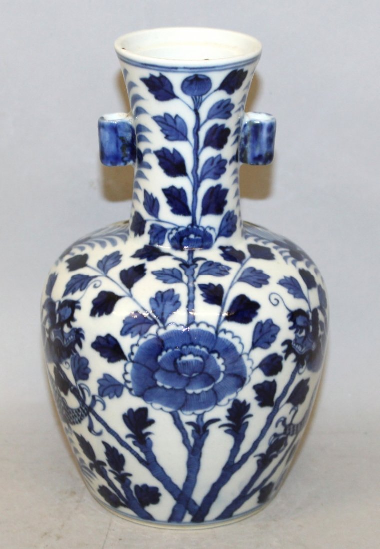 A 19TH CENTURY CHINESE BLUE & WHITE PORCELAIN ARROW: A 19TH CENTURY CHINESE BLUE & WHITE PORCELAIN ARROW VASE, the sides painted with two dragons amidst stylised foliage, the base with a four-character Kangxi mark, 6.7in high.