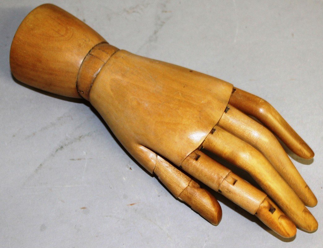 A 1920'S CARVED WOOD ARTICULATED HAND.8.5ins long.: A 1920'S CARVED WOOD ARTICULATED HAND.8.5ins long.
