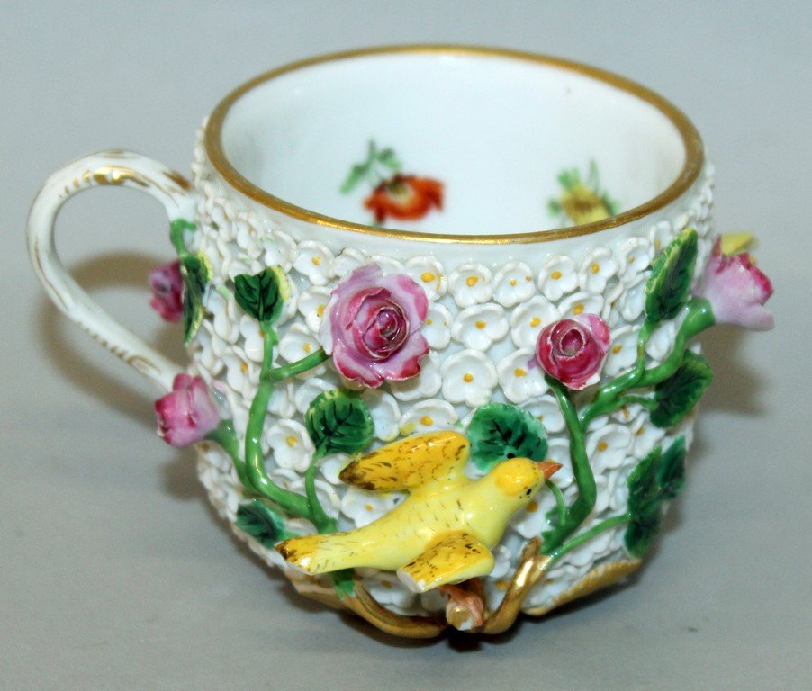 A SMALL MEISSEN FLOWER ENCRUSTED SNOWBALL CUP with two: A SMALL MEISSEN FLOWER ENCRUSTED SNOWBALL CUP with two yellow birds. Cross swords mark in blue.