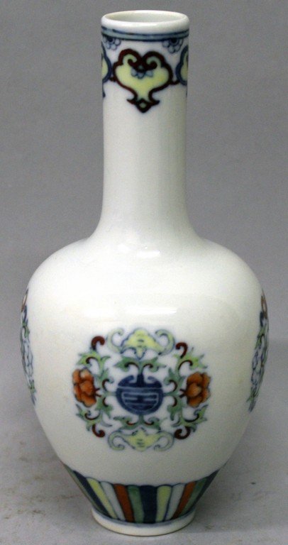 A CHINESE DOUCAI PORCELAIN VASE, the sides decorated (1 of 7)