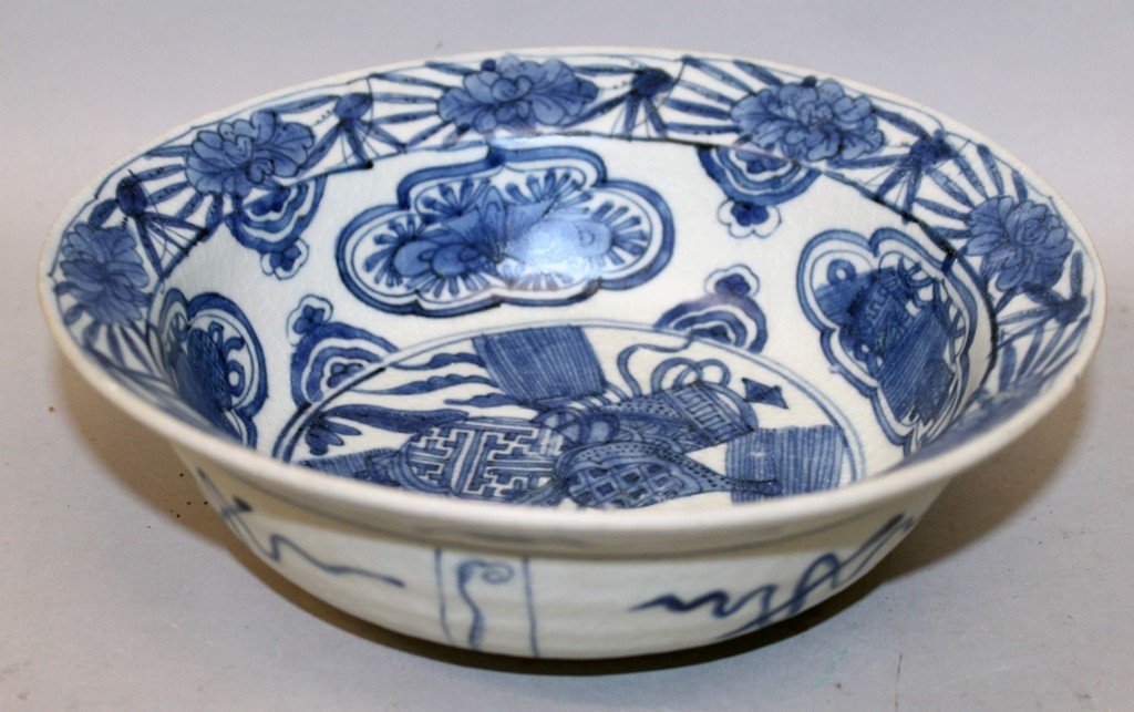 ANOTHER GOOD DEEP LATE MING DYNASTY CHINESE WANLI: ANOTHER GOOD DEEP LATE MING DYNASTY CHINESE WANLI PERIOD BLUE & WHITE KRAAK SHIPWRECK PORCELAIN BOWL, circa 1600, similarly decorated, 8.75in diameter & 2.8in high.
