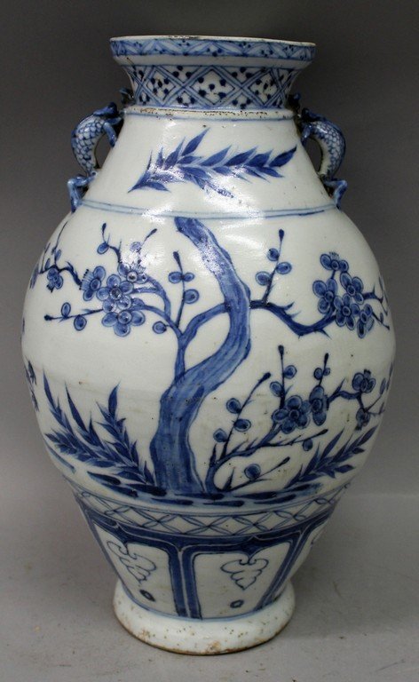 A CHINESE MING STYLE BLUE & WHITE PORCELAIN VASE, (1 of 8)