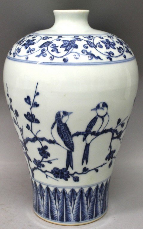 A CHINESE MING STYLE BLUE & WHITE PORCELAIN MEIPING (1 of 6)
