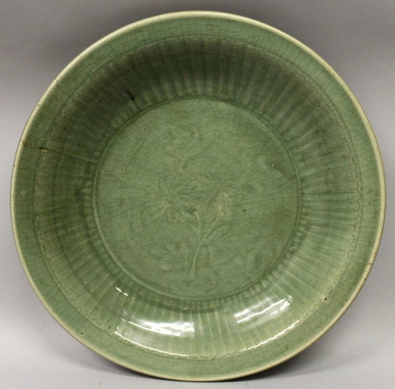 A LARGE CHINESE MING DYNASTY LONGQUAN CELADON PORCELAIN (1 of 4)