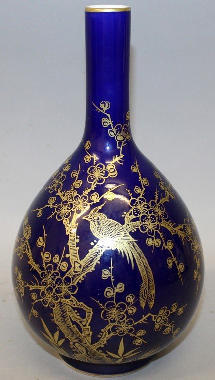 A CHINESE GILT DECORATED BLUE GLAZED PORCELAIN BOTTLE (1 of 7)
