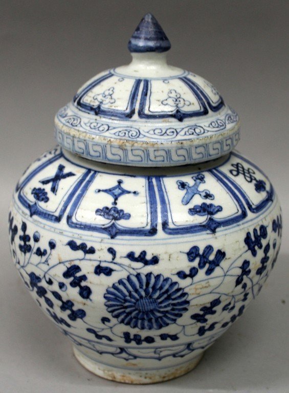 A CHINESE MING STYLE BLUE & WHITE PORCELAIN JAR &: A CHINESE MING STYLE BLUE & WHITE PORCELAIN JAR & COVER, decorated with leaf and scroll stemmed flowerheads between formal borders, 9in high overall.