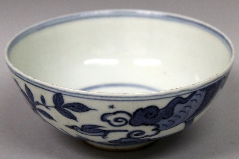 A CHINESE MING STYLE BLUE & WHITE PORCELAIN BOWL, the: A CHINESE MING STYLE BLUE & WHITE PORCELAIN BOWL, the sides decorated with a deer in a fenced garden setting, 4.9in diameter & 2.1in high.