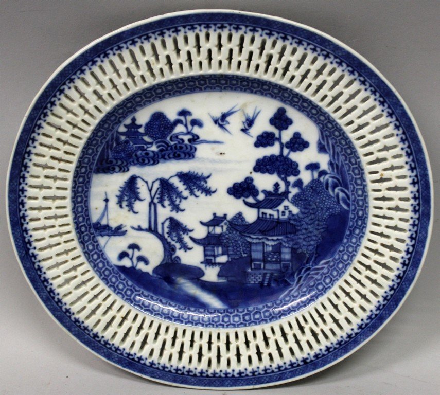A LATE 18TH CENTURY CHINESE EXPORT BLUE & WHITE OVAL (1 of 3)
