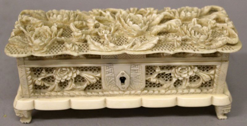 AN EARLY 20TH CENTURY CHINESE CARVED & PIERCED IVORY (1 of 8)