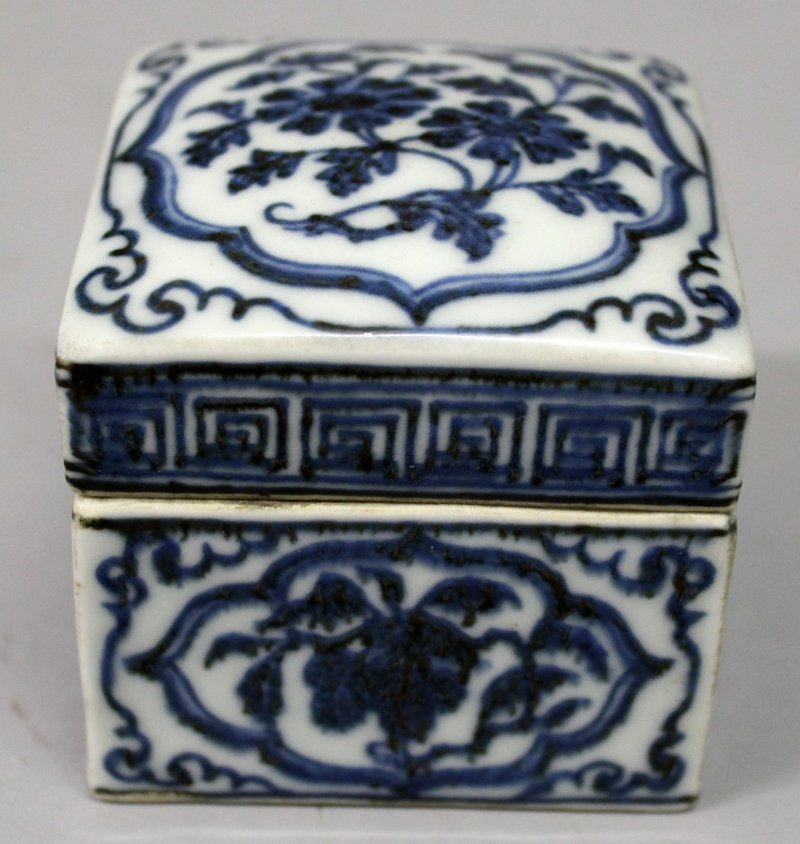 A CHINESE MING STYLE BLUE & WHITE PORCELAIN BOX & (1 of 7)